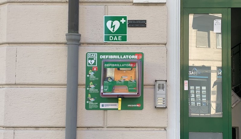 Defibrillatore esterno automatico in luogo pubblico