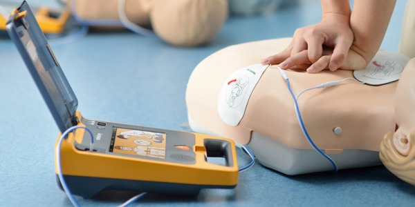 Scadenza delle piastre del defibrillatore: ecco quando cambiare gli elettrodi