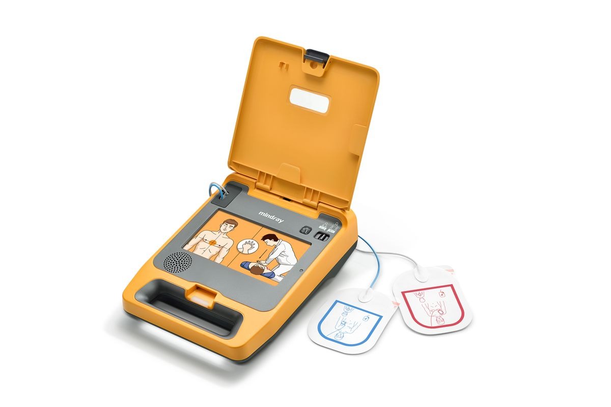 Come si usa di un defibrillatore semiautomatico esterno (DAE)? 